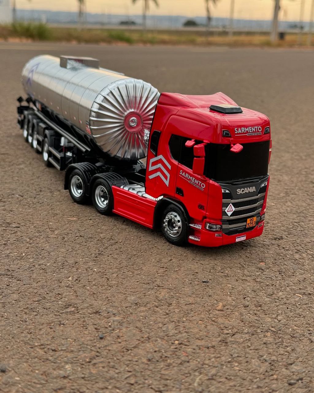 Miniatura Scania NTG Carreta 4 Eixos – Escala 1/24 (Controle Remoto)
