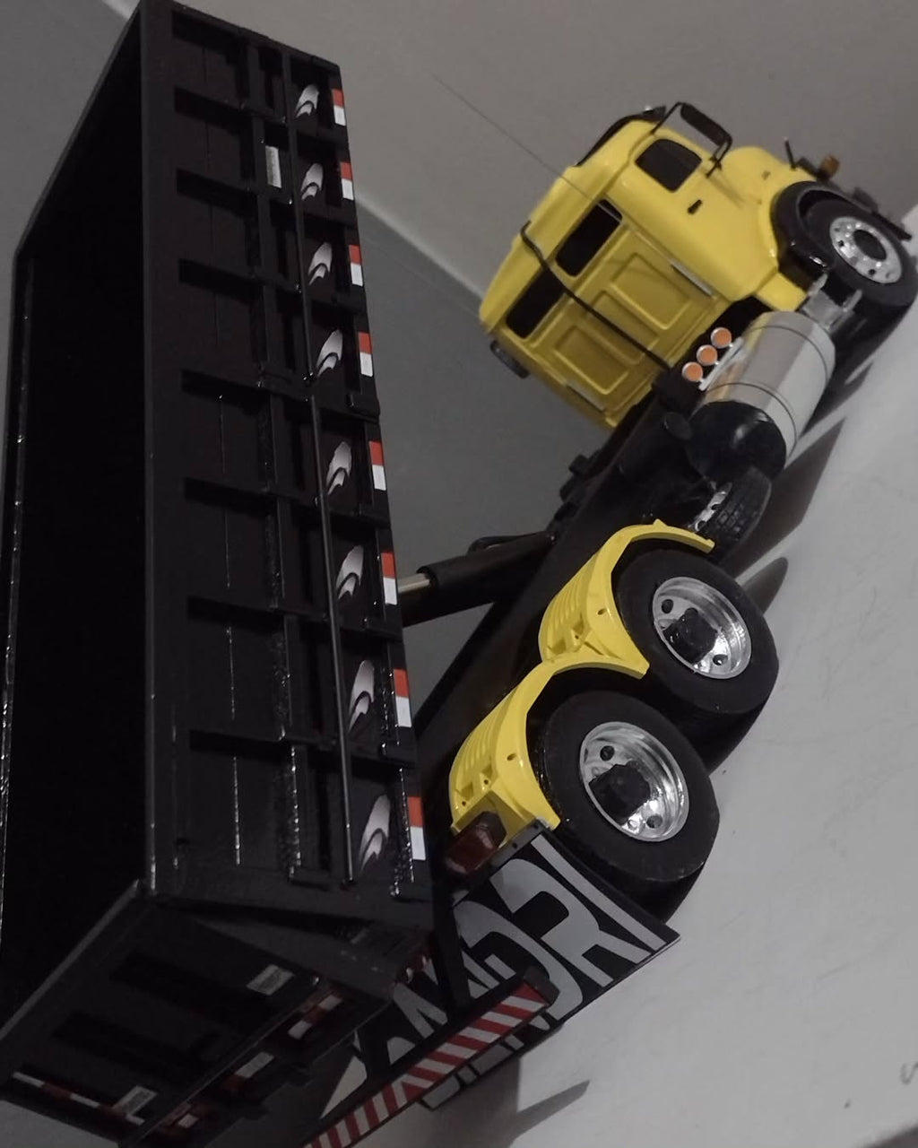 Miniatura Mercedes-Benz L-1113 Amarela Chassi-cabine clássico (Escala 1/24) (Controle Remoto)