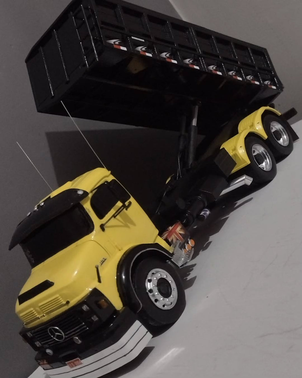 Miniatura Mercedes-Benz L-1113 Amarela Chassi-cabine clássico (Escala 1/24) (Controle Remoto)