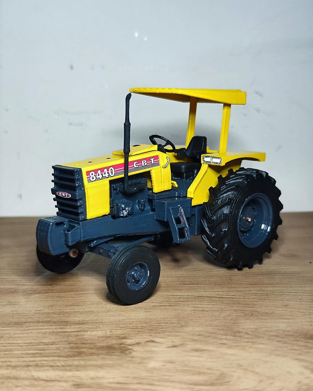 Miniatura CBT 8440 4x2 - 1/32 (Controle remoto)