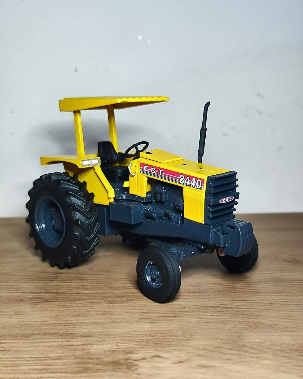 Miniatura CBT 8440 4x2 - 1/32 (Controle remoto)