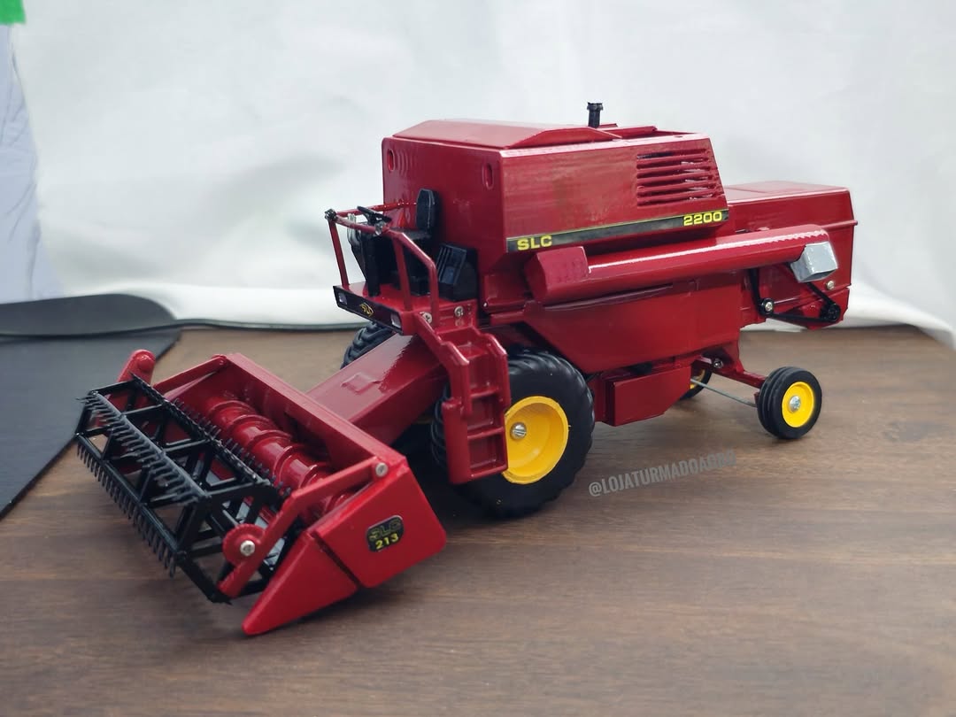 Colheitadeira John Deere SLC 2200 (Acompanha Plataforma de Soja) - 1/32 (Controle Remoto)