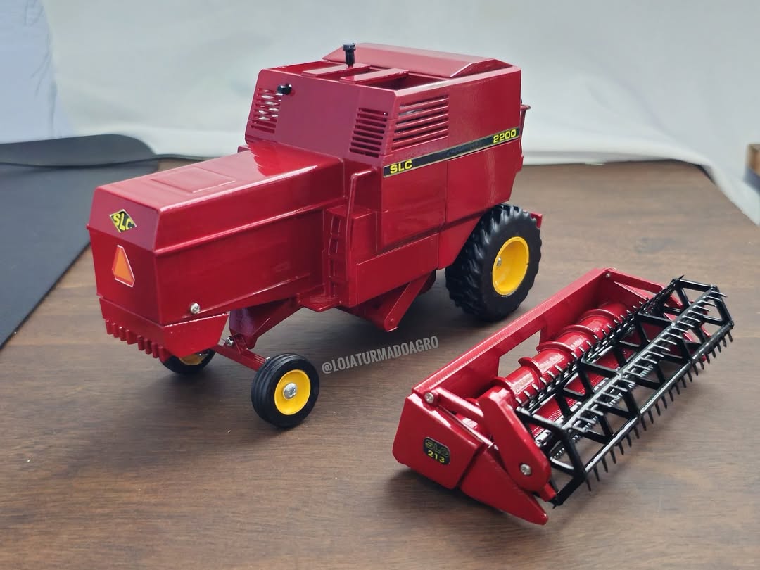 Colheitadeira John Deere SLC 2200 (Acompanha Plataforma de Soja) - 1/32 (Controle Remoto)