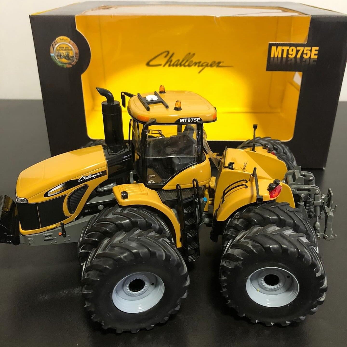 Miniatura Challenger MT975E - 1/32 (Controle remoto)