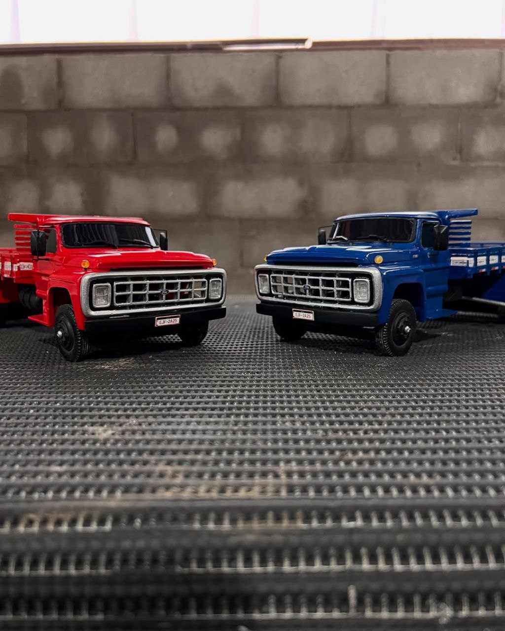 Combo Ford F-11000 (2 unidades) - Escala 1/24 (Com Controle Remoto)