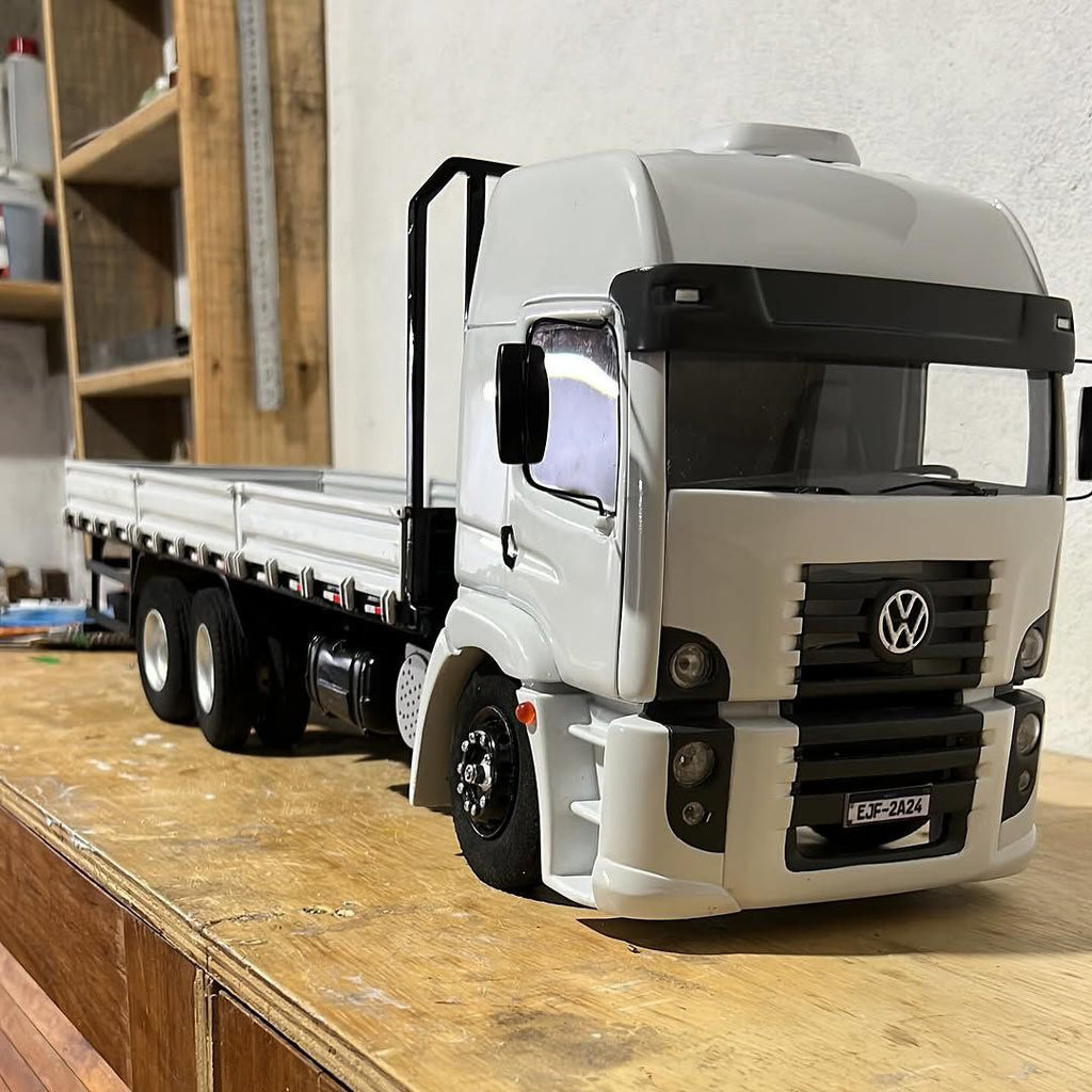 Miniatura Volkswagen Constellation Carroceria Aberta 6x2 – Escala 1/24 (Controle Remoto)