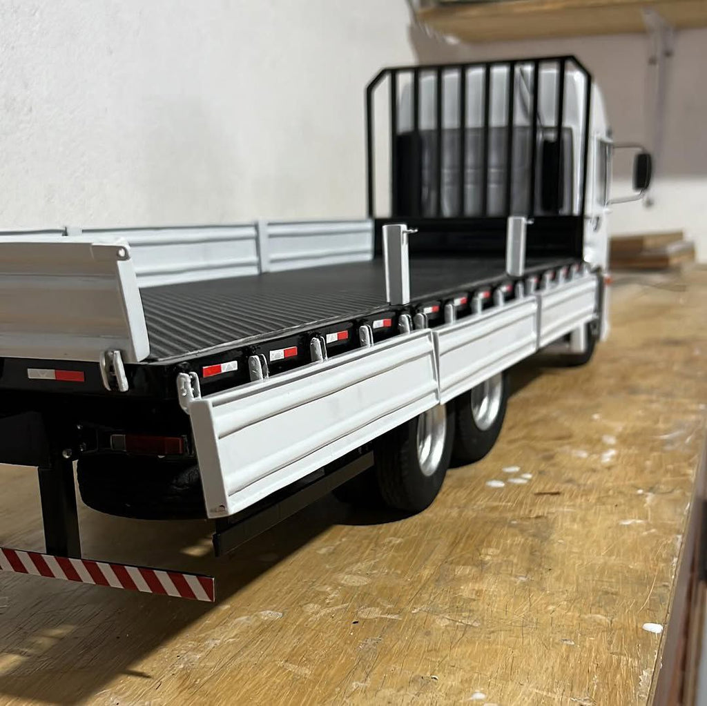 Miniatura Volkswagen Constellation Carroceria Aberta 6x2 – Escala 1/24 (Controle Remoto)