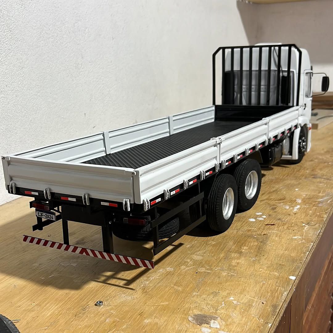 Miniatura Volkswagen Constellation Carroceria Aberta 6x2 – Escala 1/24 (Controle Remoto)