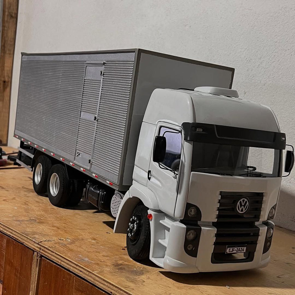 Miniatura Volkswagen Constellation Baú 6x2 – Escala 1/24 (Controle Remoto)