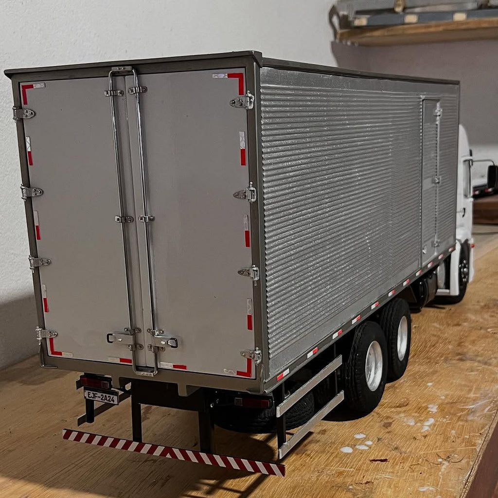 Miniatura Volkswagen Constellation Baú 6x2 – Escala 1/24 (Controle Remoto)