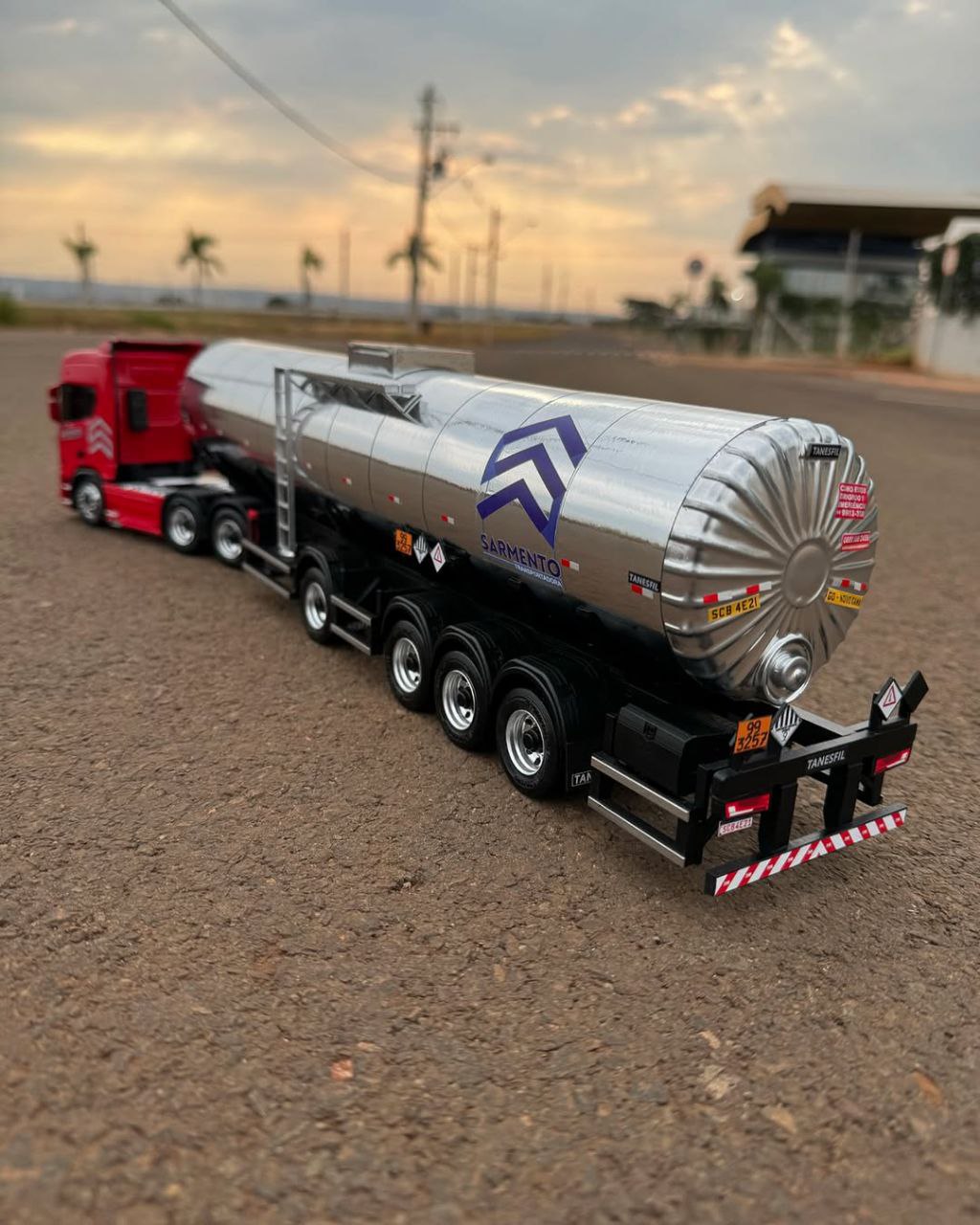 Miniatura Scania NTG Carreta 4 Eixos – Escala 1/24 (Controle Remoto)