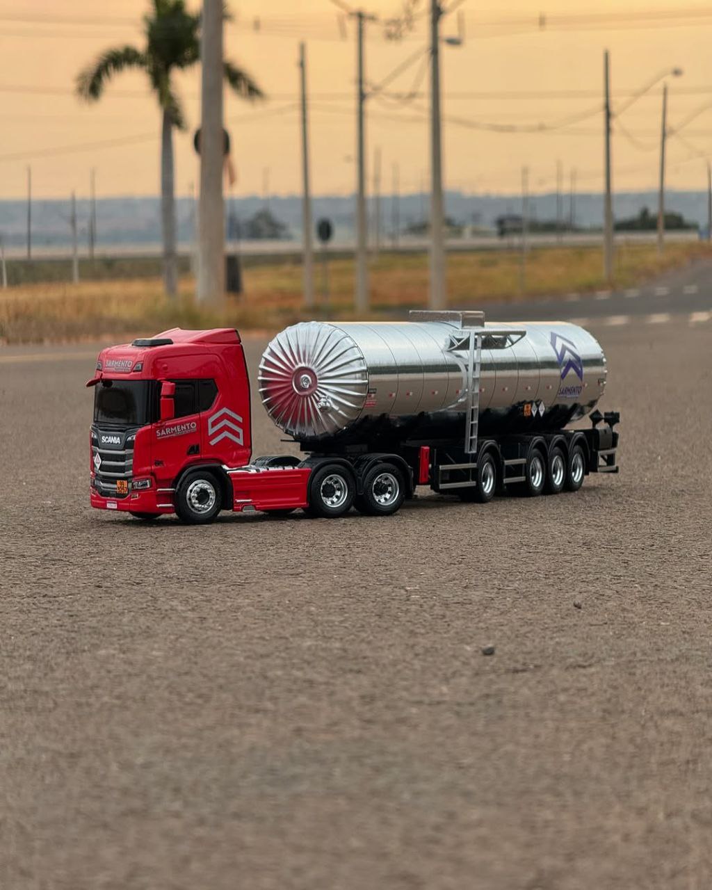 Miniatura Scania NTG Carreta 4 Eixos – Escala 1/24 (Controle Remoto)