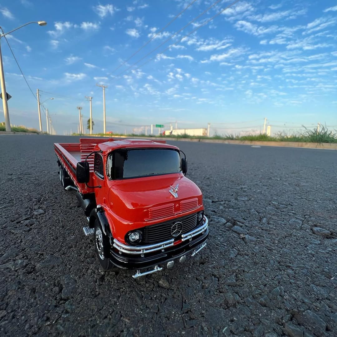 Miniatura Mercedes-Benz L-1113 Truck – Escala 1/12 (Controle Remoto)