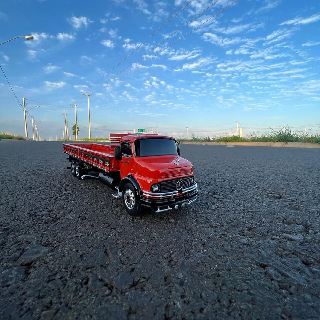 Miniatura Mercedes-Benz L-1113 Truck – Escala 1/12 (Controle Remoto)