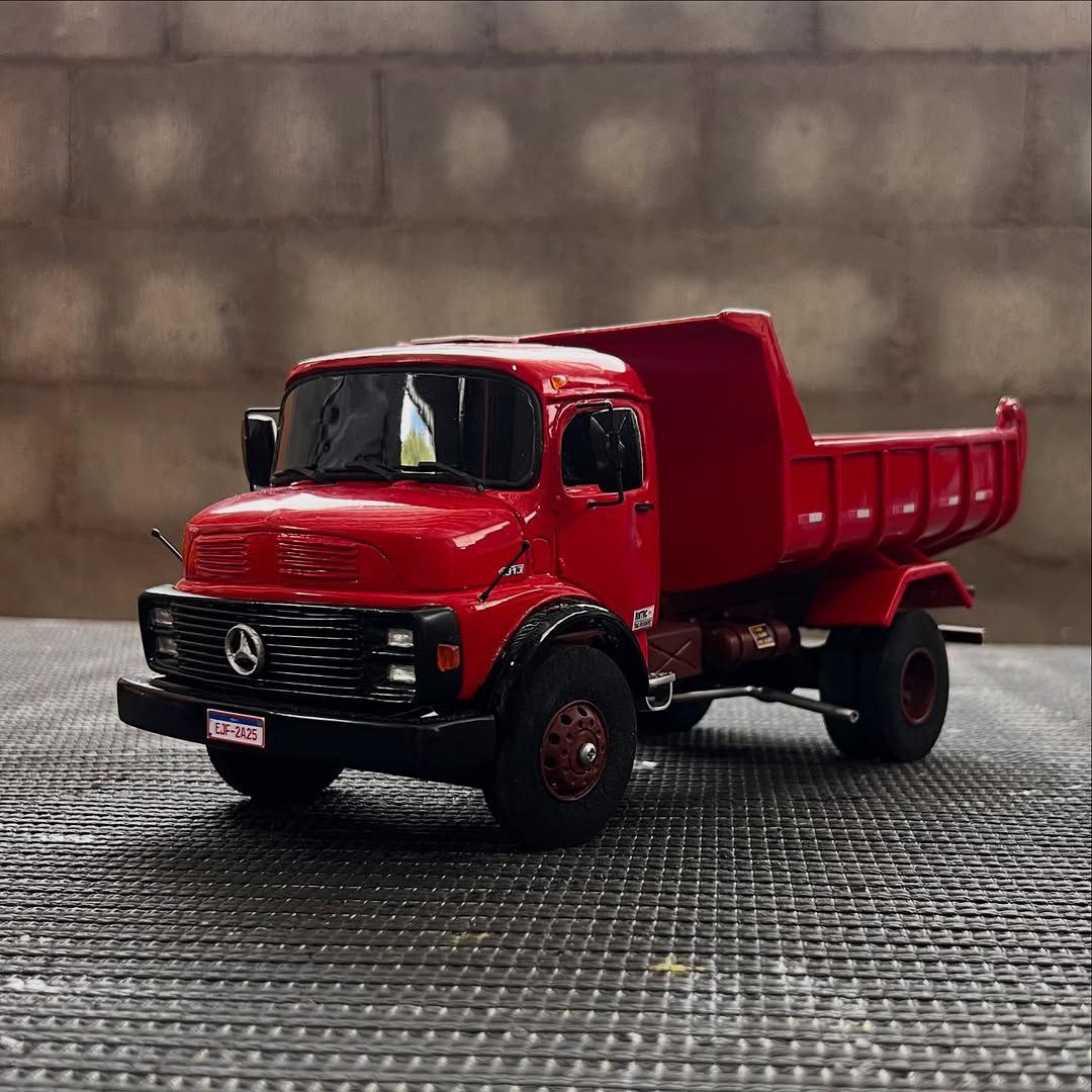 Miniatura Mercedes-Benz 1113 Basculante – Escala 1/24 (Controle Remoto)