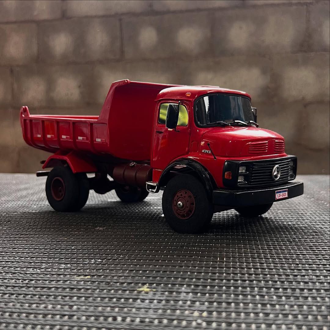Miniatura Mercedes-Benz 1113 Basculante – Escala 1/24 (Controle Remoto)
