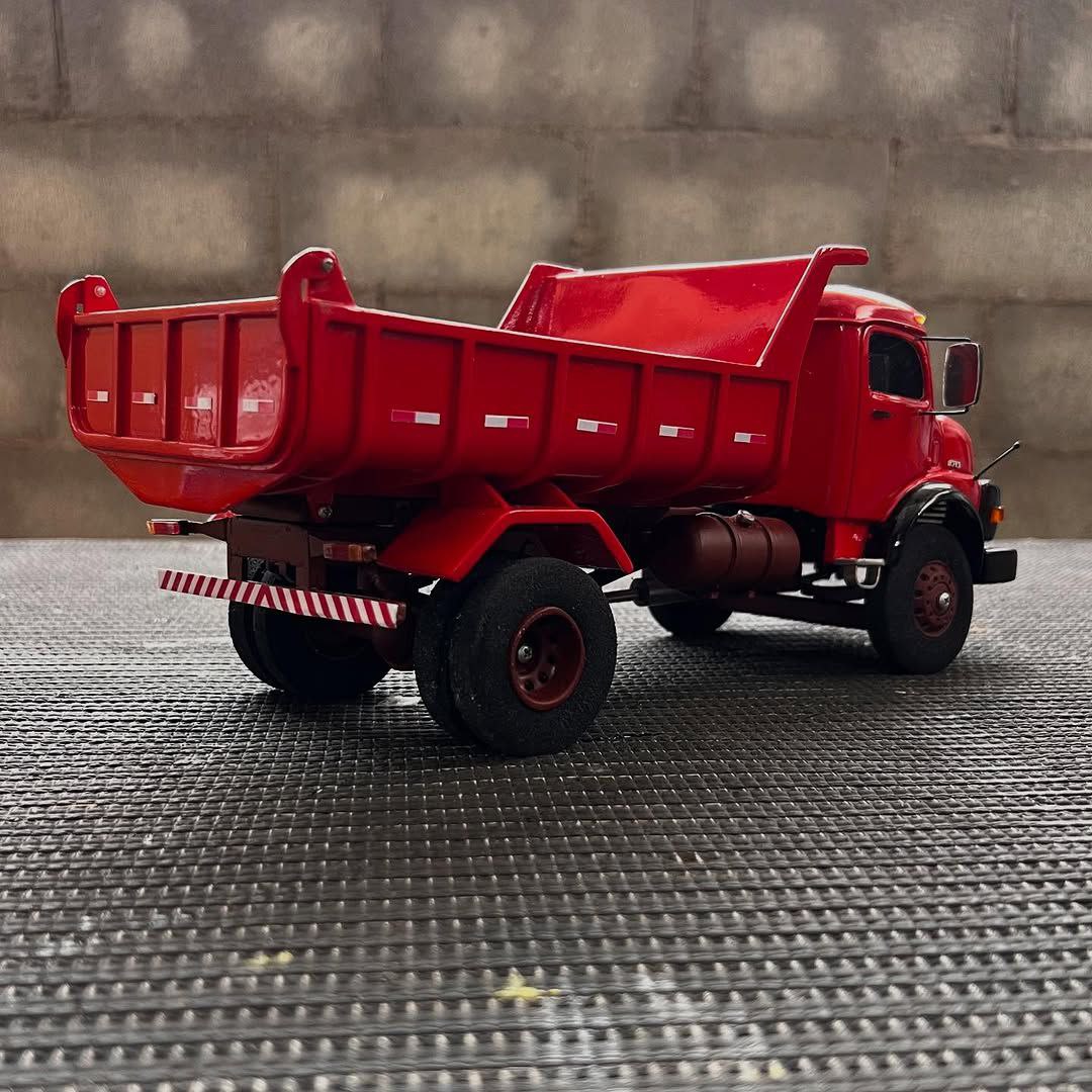 Miniatura Mercedes-Benz 1113 Basculante – Escala 1/24 (Controle Remoto)