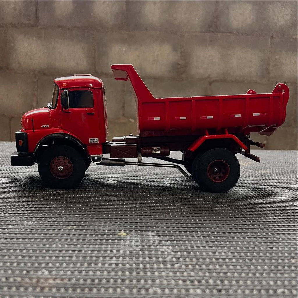 Miniatura Mercedes-Benz 1113 Basculante – Escala 1/24 (Controle Remoto)