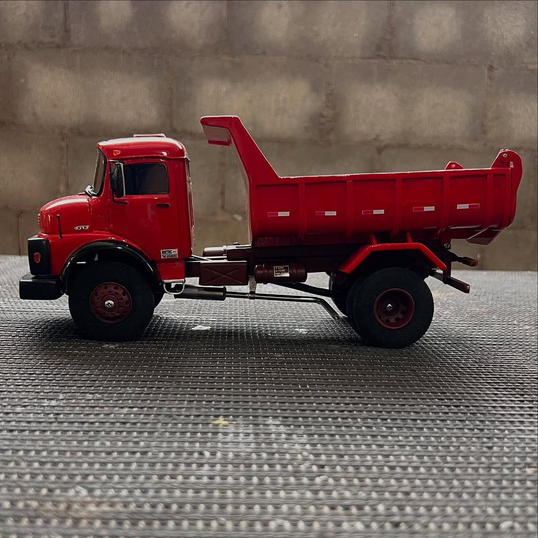 Miniatura Mercedes-Benz 1113 Basculante – Escala 1/24 (Controle Remoto)