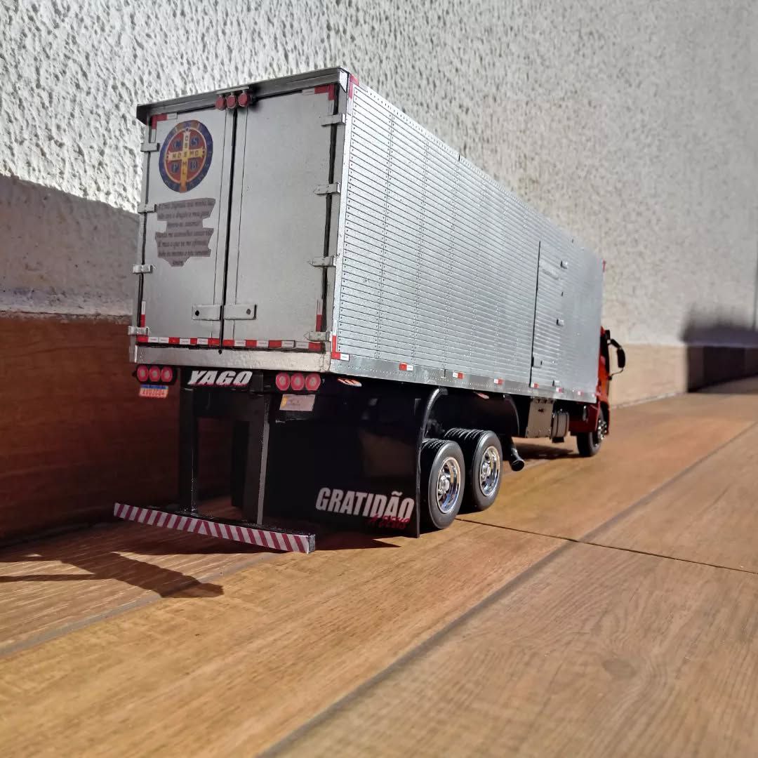 Miniatura Ford Cargo 2428 Baú (Escala 1/24) (Controle Remoto)