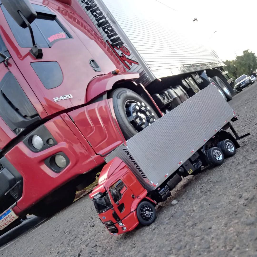 Miniatura Ford Cargo 2428 Baú (Escala 1/24) (Controle Remoto)