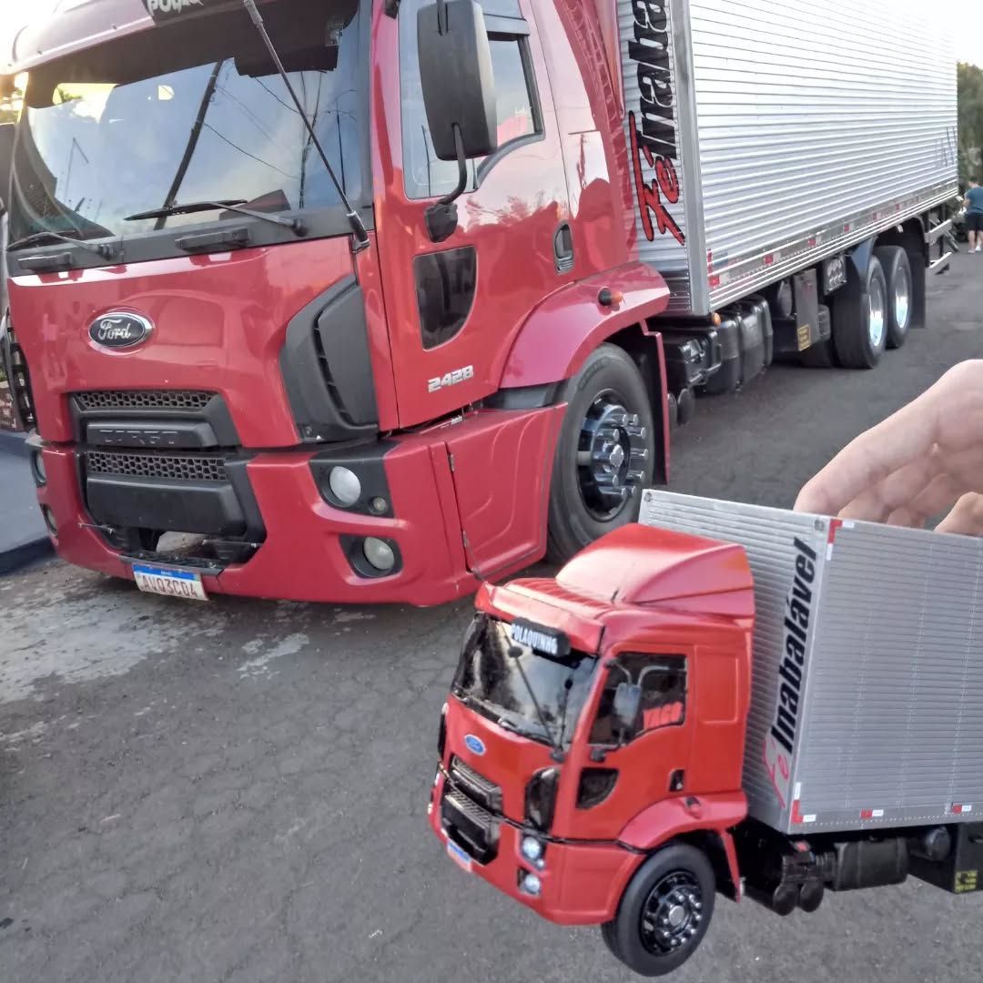 Miniatura Ford Cargo 2428 Baú (Escala 1/24) (Controle Remoto)