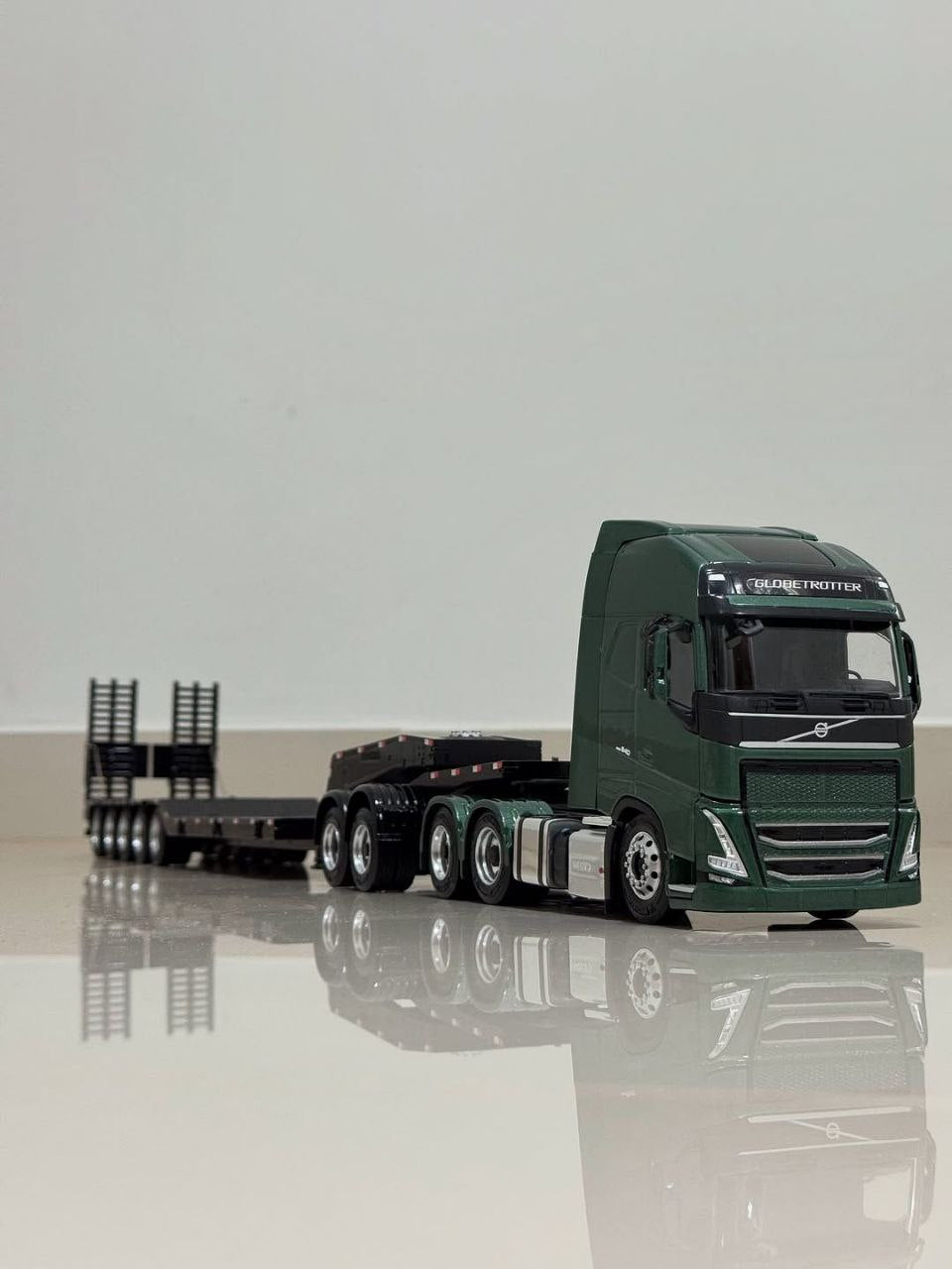 Miniatura Volvo FH com Carreta Prancha 7 Eixos (Escala 1/24)(Controle Remoto)