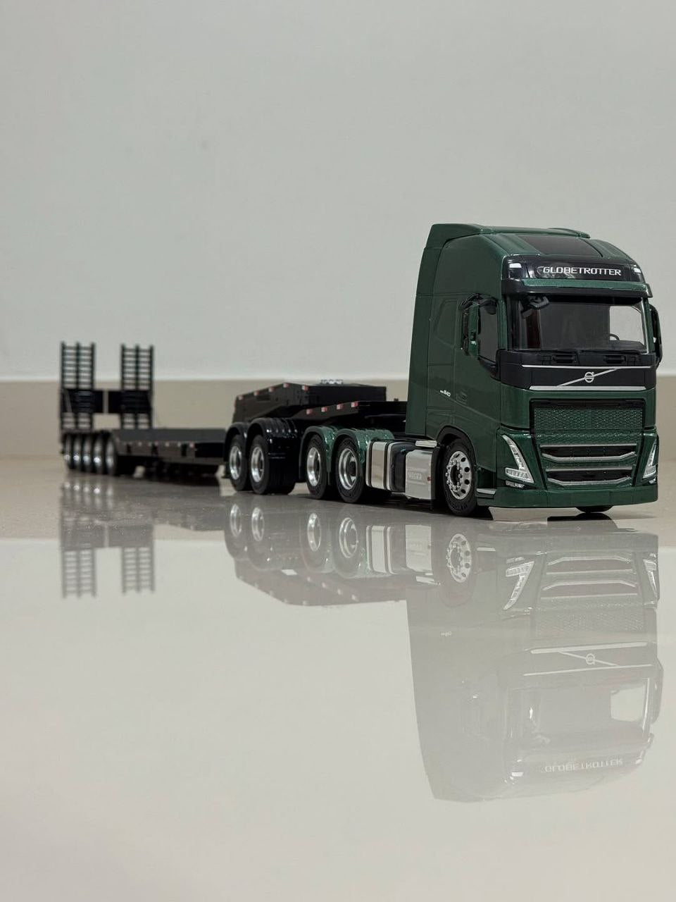 Miniatura Volvo FH com Carreta Prancha 7 Eixos (Escala 1/24)(Controle Remoto)