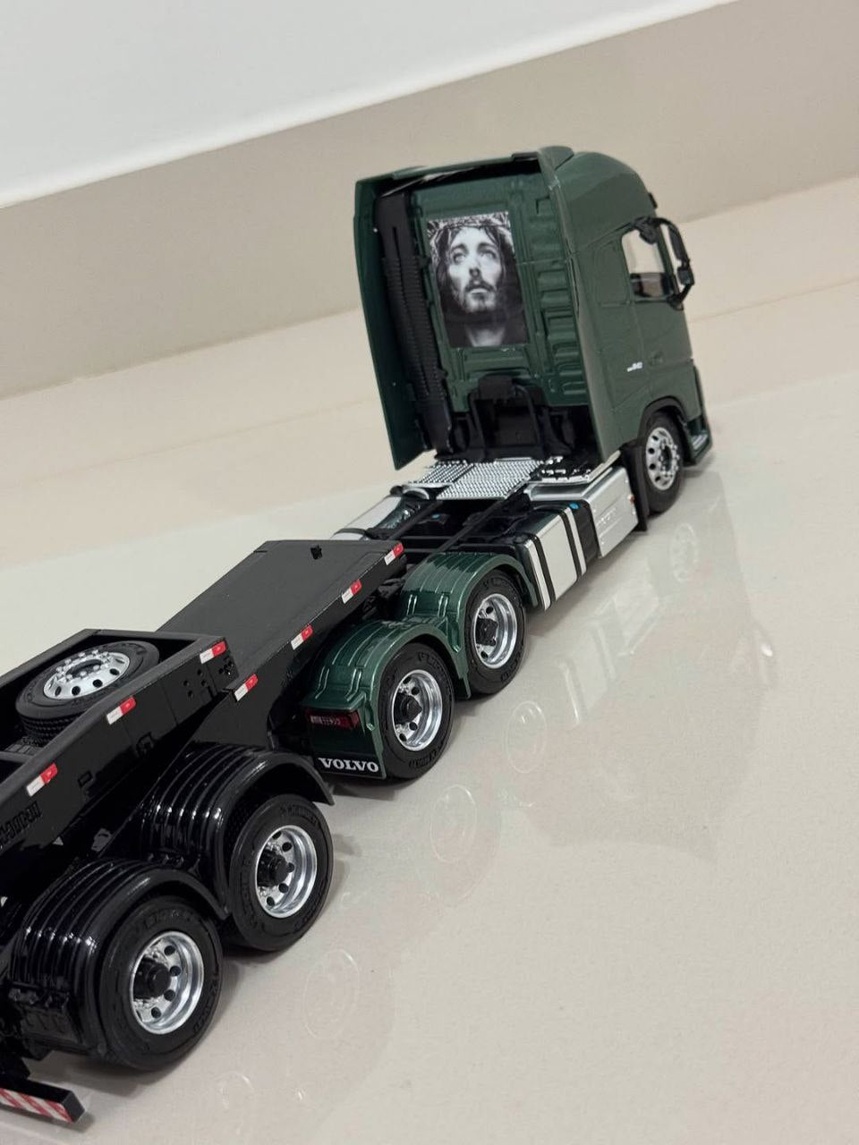 Miniatura Volvo FH com Carreta Prancha 7 Eixos (Escala 1/24)(Controle Remoto)