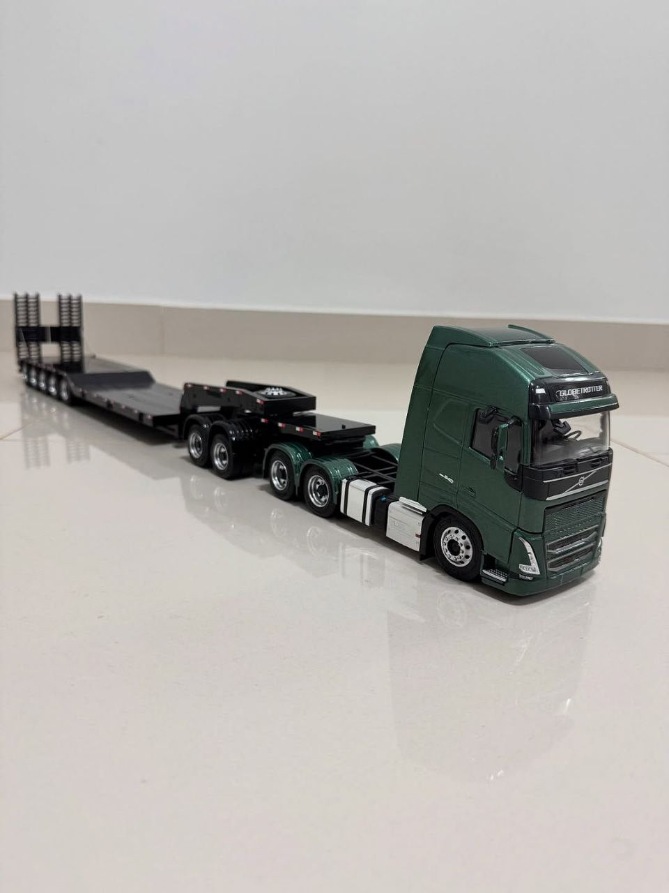 Miniatura Volvo FH com Carreta Prancha 7 Eixos (Escala 1/24)(Controle Remoto)
