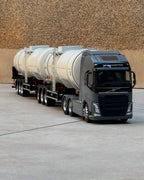 Miniatura Volvo FH Globetrotter com Carreta Tanque Duplo (Escala 1/24) (Controle Remoto)