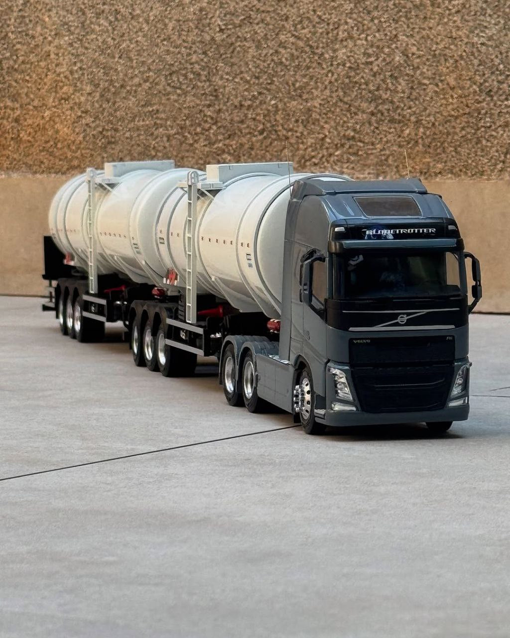 Miniatura Volvo FH Globetrotter com Carreta Tanque Duplo (Escala 1/24) (Controle Remoto)