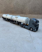 Miniatura Volvo FH Globetrotter com Carreta Tanque Duplo (Escala 1/24) (Controle Remoto)