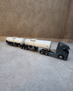 Miniatura Volvo FH Globetrotter com Carreta Tanque Duplo (Escala 1/24) (Controle Remoto)