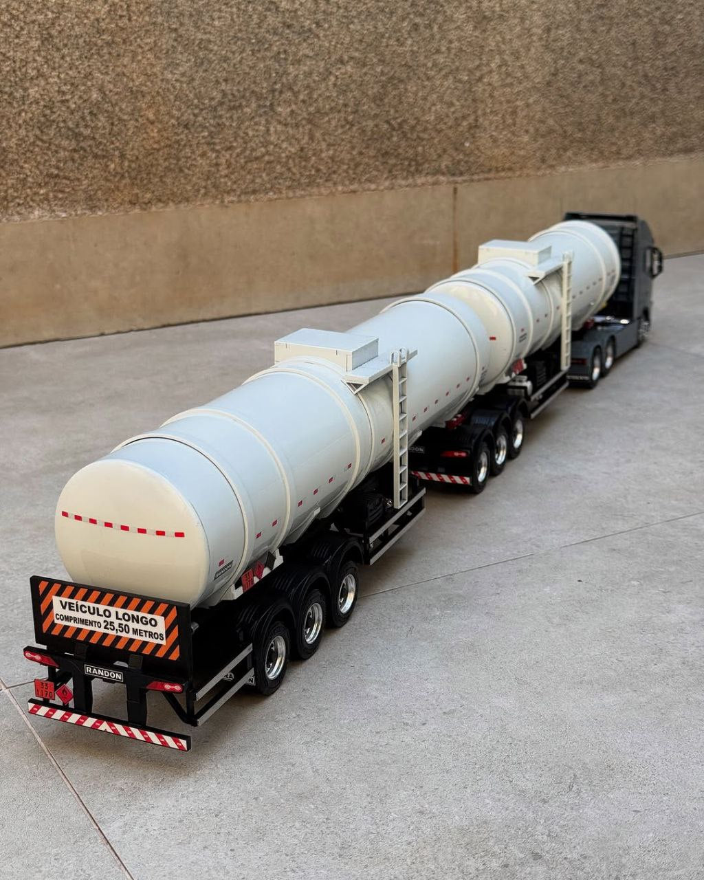 Miniatura Volvo FH Globetrotter com Carreta Tanque Duplo (Escala 1/24) (Controle Remoto)