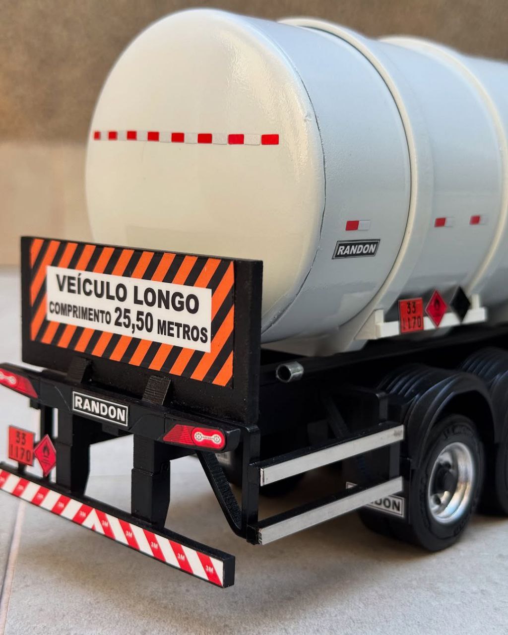 Miniatura Volvo FH Globetrotter com Carreta Tanque Duplo (Escala 1/24) (Controle Remoto)