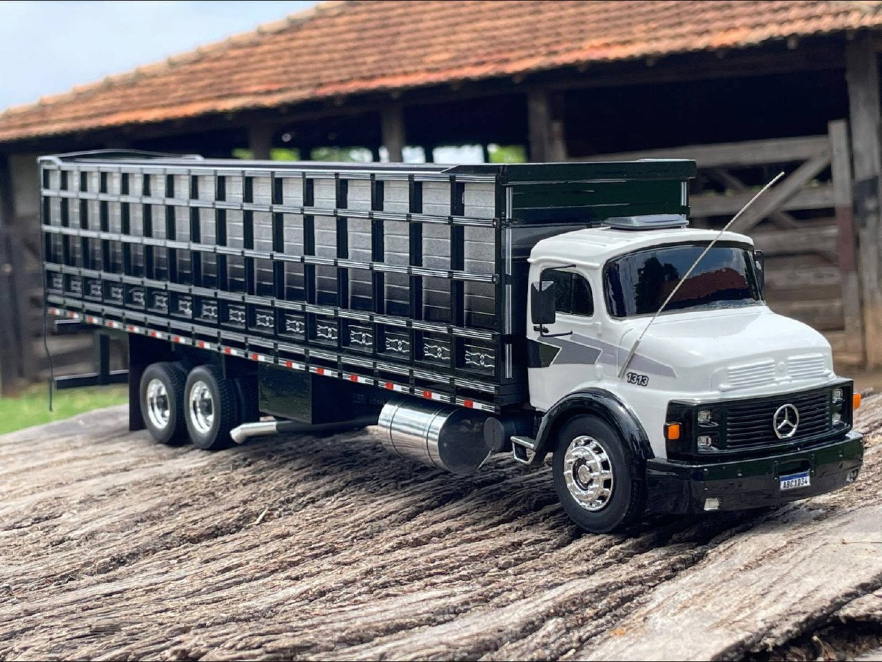 Miniatura Mercedes-Benz L-1313 Boiadeiro - Escala 1/24 (Controle Remoto)