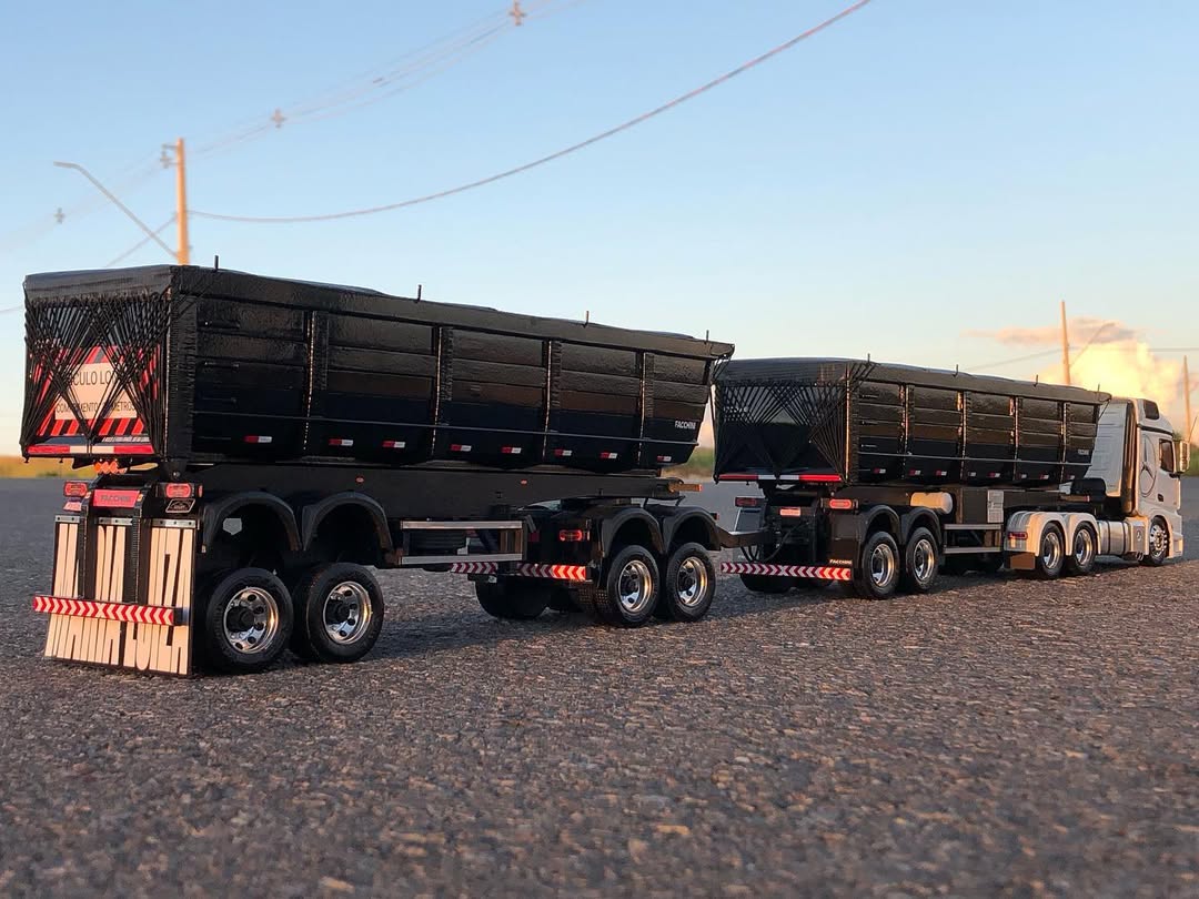 Miniatura Mercedes-Benz Arocs 3363 6x4 ClassicSpace com Rodotrem Basculante - Escala 1/24 (Controle Remoto)