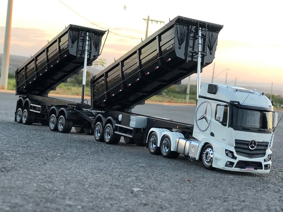 Miniatura Mercedes-Benz Arocs 3363 6x4 ClassicSpace com Rodotrem Basculante - Escala 1/24 (Controle Remoto)