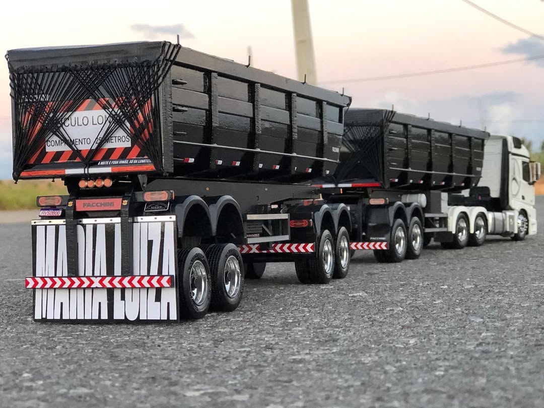 Miniatura Mercedes-Benz Arocs 3363 6x4 ClassicSpace com Rodotrem Basculante - Escala 1/24 (Controle Remoto)