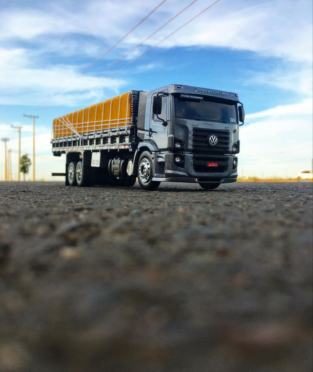 Miniatura Volkswagen Constellation 24-250 - Escala 1/24 (Controle Remoto)