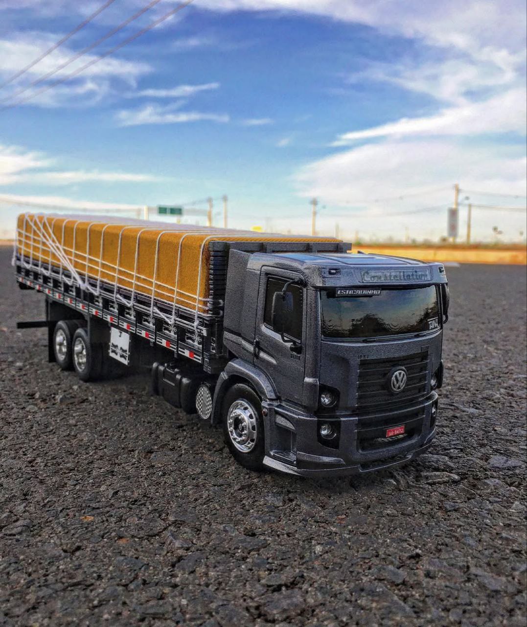 Miniatura Volkswagen Constellation 24-250 - Escala 1/24 (Controle Remoto)