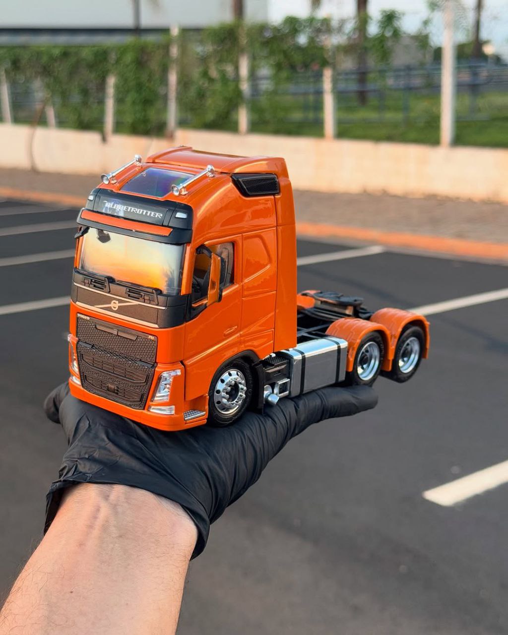 Miniatura Volvo FH 540 Globetrotter - Escala 1/24 (Controle Remoto)