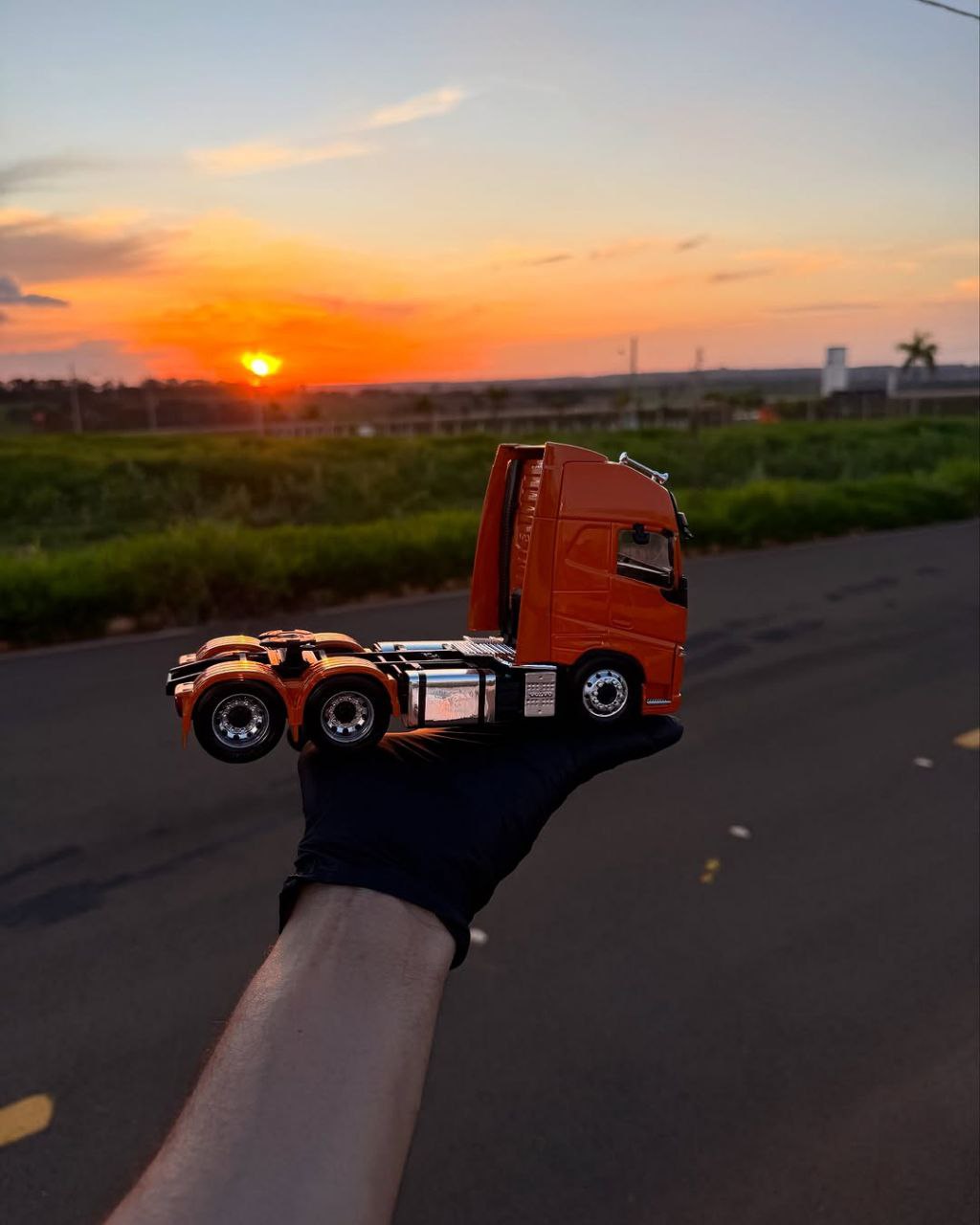 Miniatura Volvo FH 540 Globetrotter - Escala 1/24 (Controle Remoto)