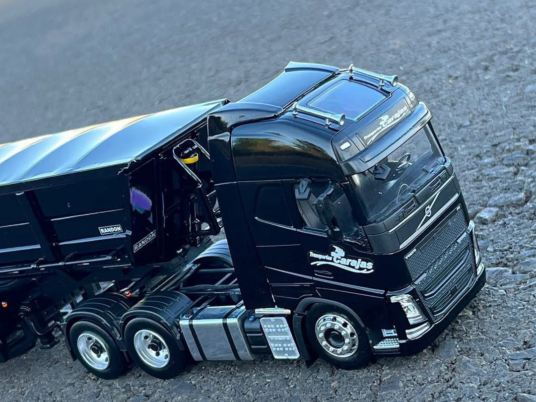 Miniatura Volvo FH com Rodocarreta Randon + Dolly Rebaixado - Escala 1/24 (Controle Remoto)