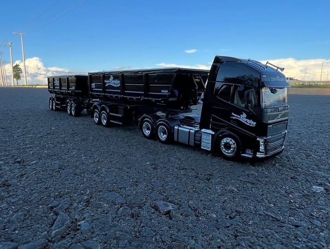 Miniatura Volvo FH com Rodocarreta Randon + Dolly Rebaixado - Escala 1/24 (Controle Remoto)