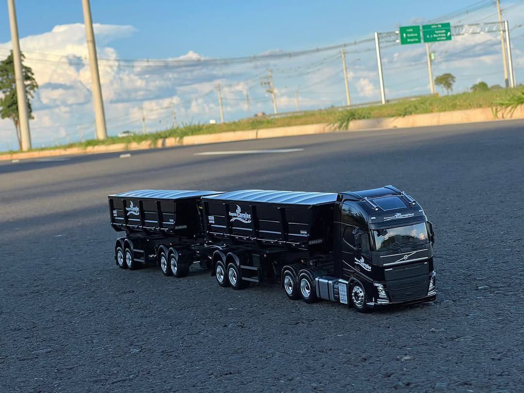 Miniatura Volvo FH com Rodocarreta Randon + Dolly Rebaixado - Escala 1/24 (Controle Remoto)