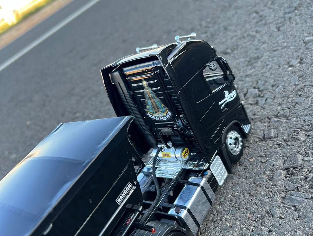 Miniatura Volvo FH com Rodocarreta Randon + Dolly Rebaixado - Escala 1/24 (Controle Remoto)