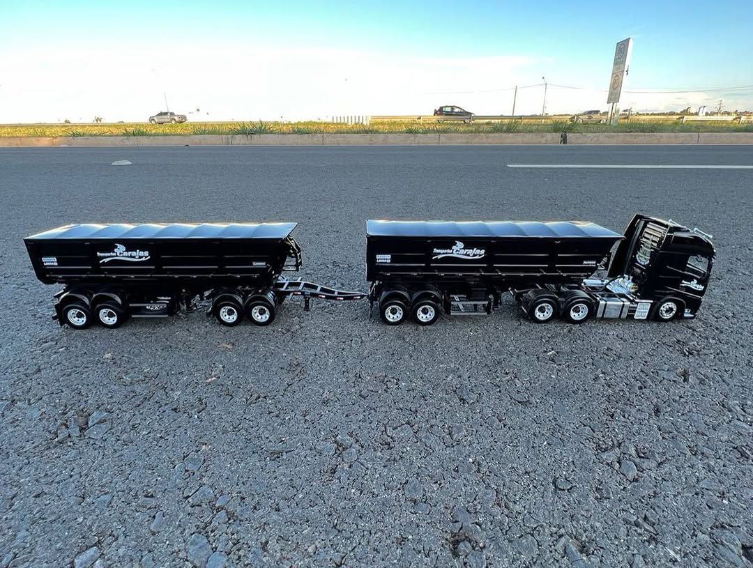 Miniatura Volvo FH com Rodocarreta Randon + Dolly Rebaixado - Escala 1/24 (Controle Remoto)