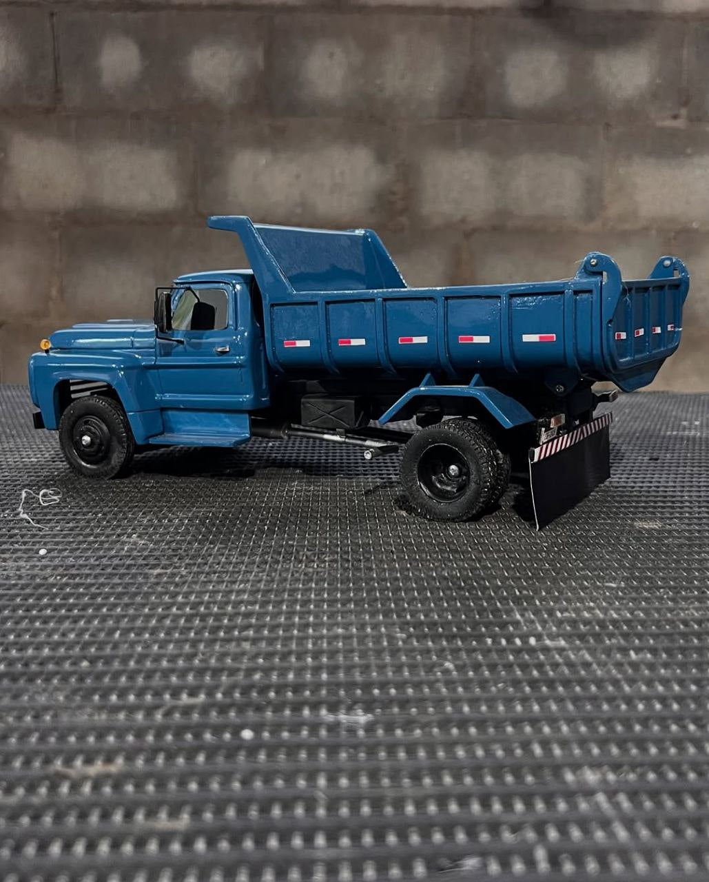 Miniatura Ford F-600 Basculante - Escala 1/24 (Controle Remoto)